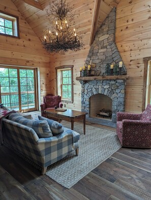 Télévision, cheminée, table de tennis de table, livres