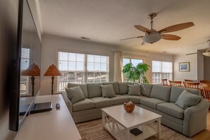 Una Smart TV, una chimenea, un reproductor estéreo