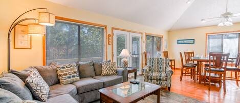 Fernseher, Kamin, DVD-Player, Stereoanlage