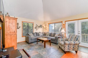 Televisión, chimenea, reproductor de DVD, estéreo