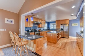 Fridge, microwave, oven, stovetop - Pet-friendly Waterfront Outdoor Haven w/ Pool, Hot Tub, Paddleboat (Waves)