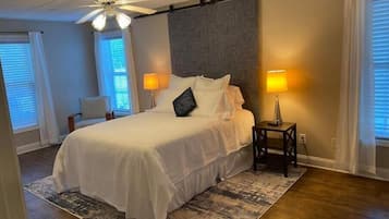 2 habitaciones, escritorio y tabla de planchar con plancha