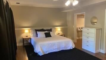 2 室のベッドルーム、デスク、アイロン / アイロン台、旅行用ベビーベッド