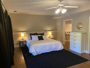 2 soverom, skrivebord, strykejern/-brett og reiseseng for barn