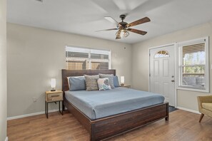 5 bedrooms, iron/ironing board, travel cot, WiFi - Throw Em Back Inn, Dog Friendly! (Port Aransas)