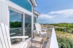 Terrace/patio - Bright and beautiful beach house in Corolla Bay, NC! (Corolla)