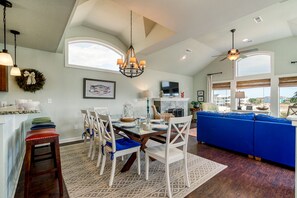 Dining - Bright and beautiful beach house in Corolla Bay, NC! (Corolla)