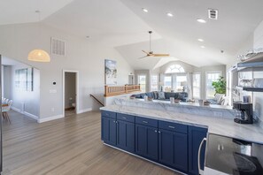 Smart TV, DVD player, ping pong, stereo