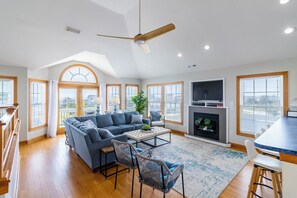 TV connectée, lecteur de DVD, table de tennis de table, chaîne hi-fi