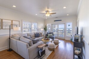 Smart-TV, DVD-spiller og stereoanlegg