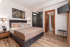 1 sovrum, strykjärn/strykbräda och sängkläder