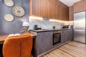 Frigorífico y placa de cocina