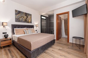 1 dormitorio, tabla de planchar con plancha, ropa de cama