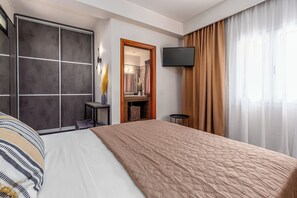 1 dormitorio, tabla de planchar con plancha, ropa de cama