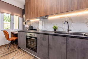 Frigorífico y placa de cocina