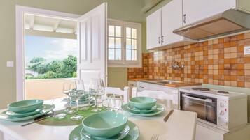 Fridge, oven, coffee/tea maker