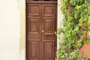 Exterior detail - The Monastery apartment (Corfu)