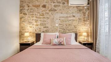 1 habitación, tabla de planchar con plancha y ropa de cama