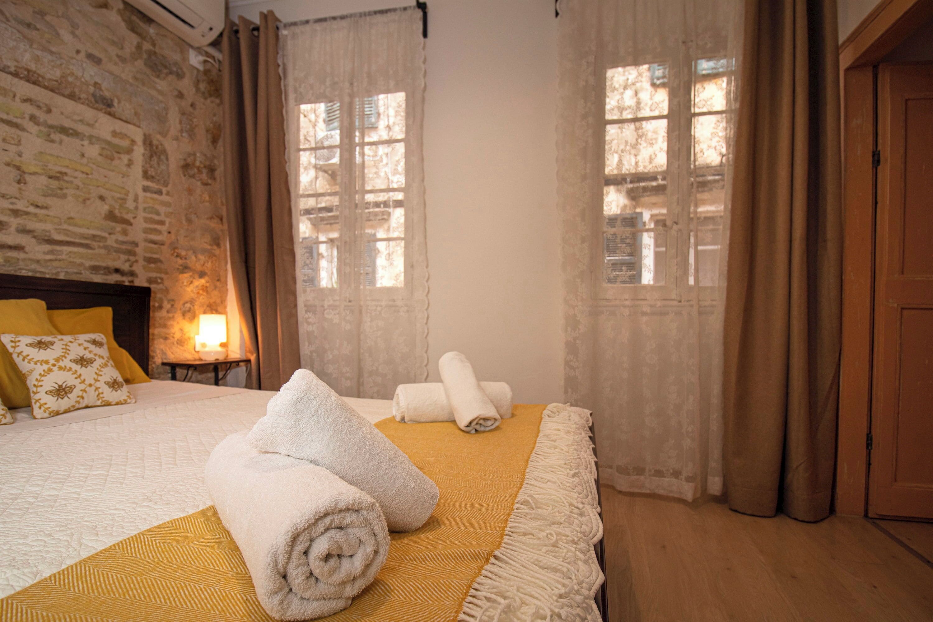 1 quarto, ferros/tábuas de passar roupa, roupa de cama