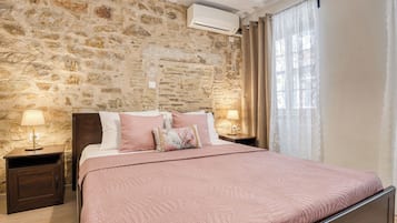 1 habitación, tabla de planchar con plancha y ropa de cama