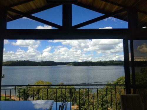 Chalé Bela Vista Incrível com Hidromassagem à Beira do Lago