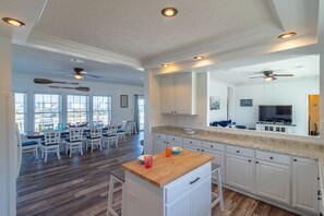 Dining - Enjoy ocean views from the crow's nest at Shaka Shack! (Carova)