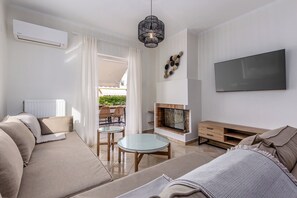 TV, fireplace - Magdalena Home - Outdoor pool | heated Jacuzzi (Potamos)
