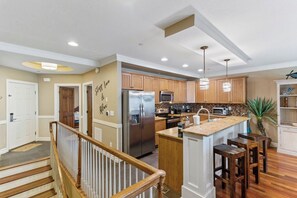 Een koelkast, een magnetron, een oven, een kookplaat