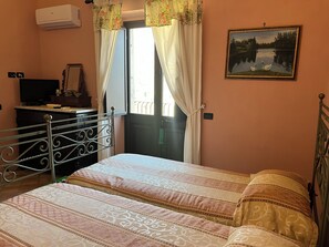 2 habitaciones, escritorio y tabla de planchar con plancha 