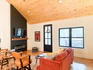 TV connectée, cheminée, livres