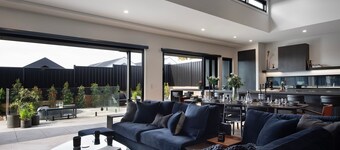 Chalet Noir- sleek design with heated plunge pool, close to town