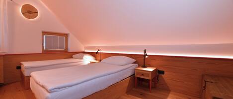 Rom – deluxe | Individuelt dekorert, individuelt innredet og skrivebord