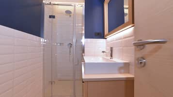 Chambre Supérieure | Salle de bain | Douche, douche à « effet pluie », sÚche-cheveux, serviettes fournies