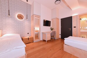 Phòng Superior | Trang trí khác biệt, trang bị nội thất với thiết kế riêng biệt, bàn 