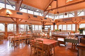 Bữa sáng tự phục vụ hàng ngày (10 EUR/mỗi người) 