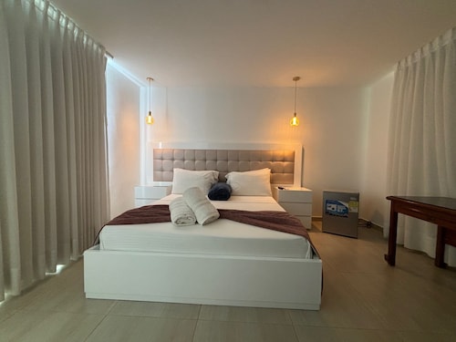 HOTEL CERRITOS PLAZA 