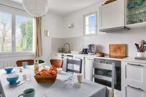 Fridge, oven, dishwasher, coffee/tea maker