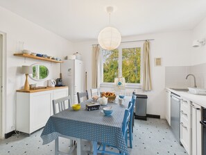 Coffee/tea maker, fridge, oven, dishwasher