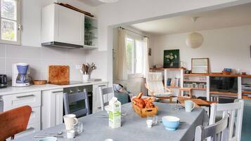 Een koelkast, een oven, een vaatwasser, een koffiezetapparaat/waterkoker