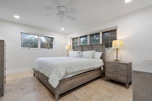 5 bedrooms, travel cot, WiFi, bed sheets - Waterfront 5 Bed/5Bath Home-Pool, Dock, Las Olas

 (Fort Lauderdale)