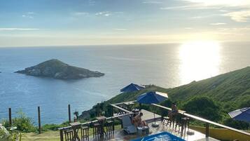 Kolam renang outdoor, dengan payung kolam renang