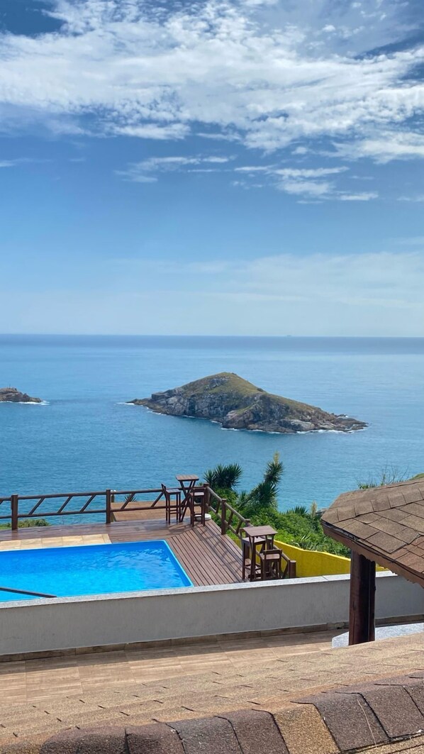 Outdoor pool, pool umbrellas - Pousada Sentinelas do Mar (Arraial do Cabo)