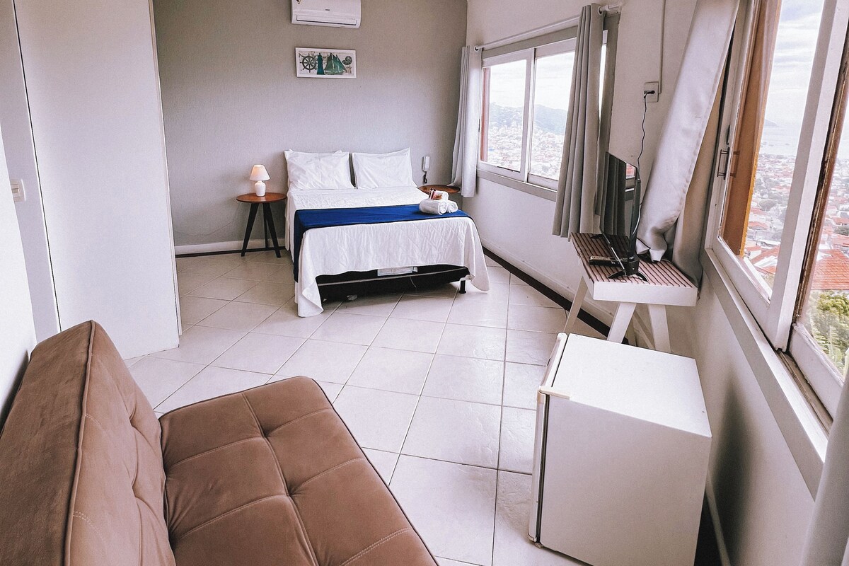 Habitación triple superior, vistas a la ciudad | Wifi gratis y ropa de cama