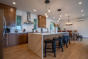 Réfrigérateur, four à micro-ondes, un four, surface de cuisson