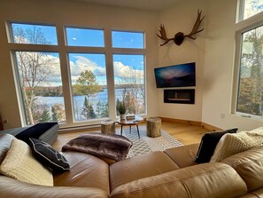 TV connectée, cheminée, jeux vidéo, baby-foot