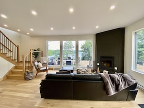 Smart-TV, Kamin, Videospiele, Tischfußball