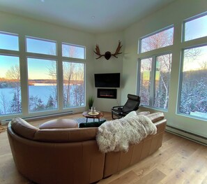 Smart-TV, Kamin, Videospiele, Tischfußball