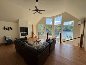 Smart-TV, Kamin, Videospiele, Tischfußball