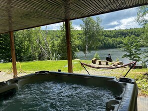 Outdoor spa tub