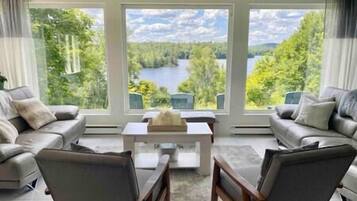 Smart-TV, Kamin, Videospiele, Tischfußball